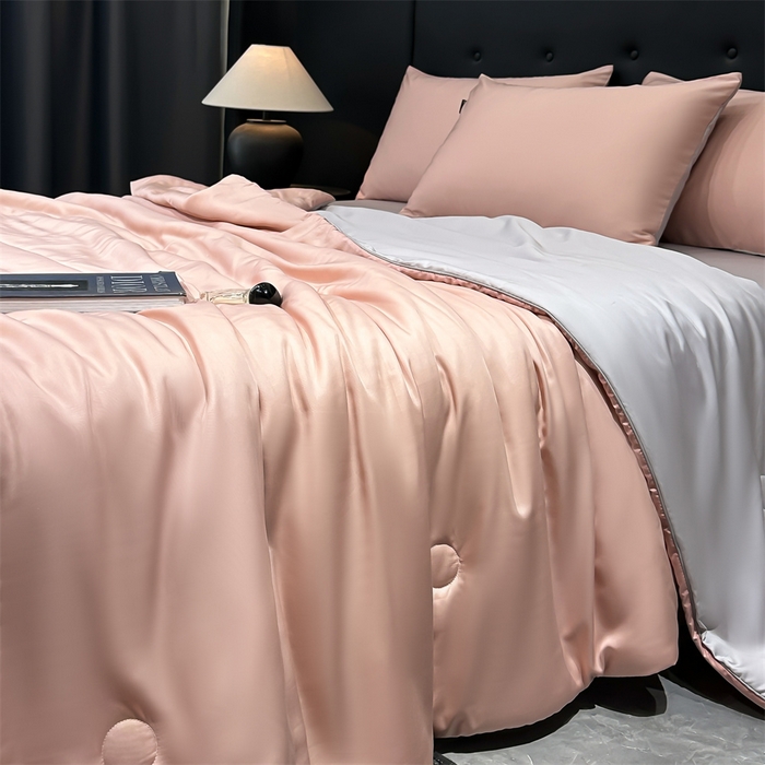 91家纺网 家纺一手货源 找家纺 金鹰 2025新款A类莱赛尔50天丝拼色空调被大豆夏被四件套 粉色