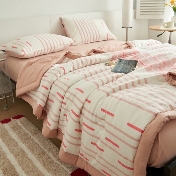91家纺网 家纺一手货源 找家纺 金鹰 2025新款A类纯棉水洗棉三层条纹提花大豆夏被四件套 条纹-浅粉