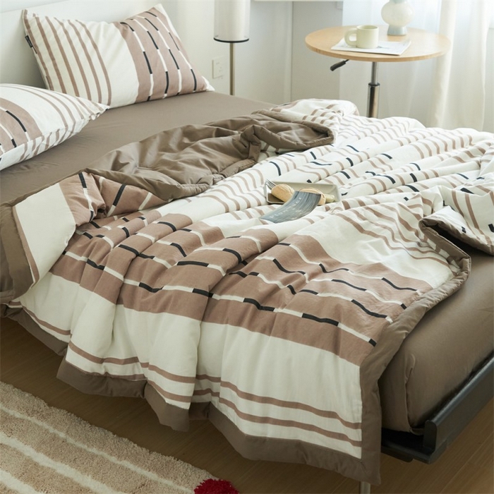 91家纺网 家纺一手货源 找家纺 金鹰 2025新款A类纯棉水洗棉三层条纹提花大豆夏被四件套 条纹-浅驼