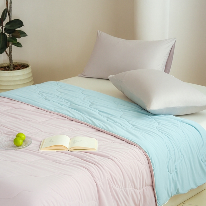 91家纺网 家纺一手货源 找家纺 丽卡家纺2025新款好爽鸭锦氨凉感夏被子被芯 浅粉+水蓝