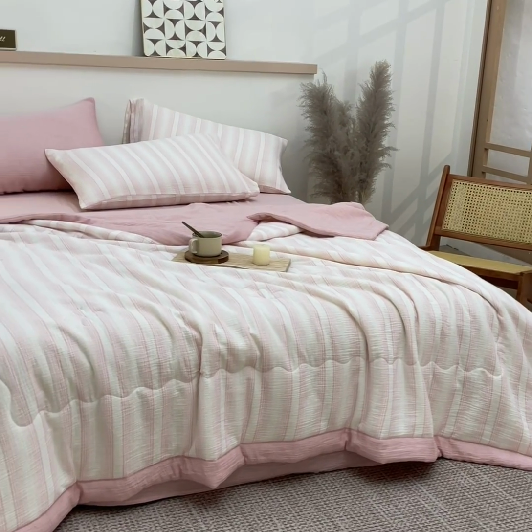 91家纺网 家纺一手货源 找家纺 吾诺 2025 全棉色织泡泡棉双层纱夏被大豆夏被全棉夏被四件套被子被芯 浅粉条