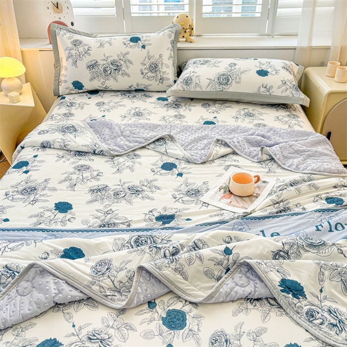 91家纺网 家纺一手货源 找家纺 雯豆2025夏季新品冰丝碳光凉席+凉感丝印花夏被四件套卡通小清新绑带席子四件套 冰丝夏被四件套-诗韵