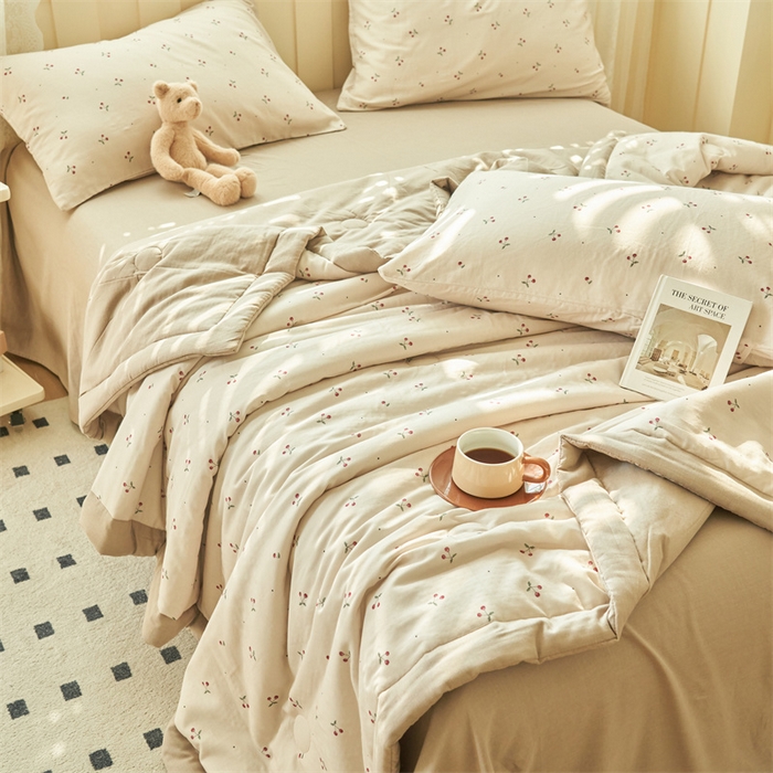 91家纺网 家纺一手货源 找家纺 金鹰 2025新款A类纯棉双层纱大豆夏被四件套全棉夏凉被空调被 清新樱桃