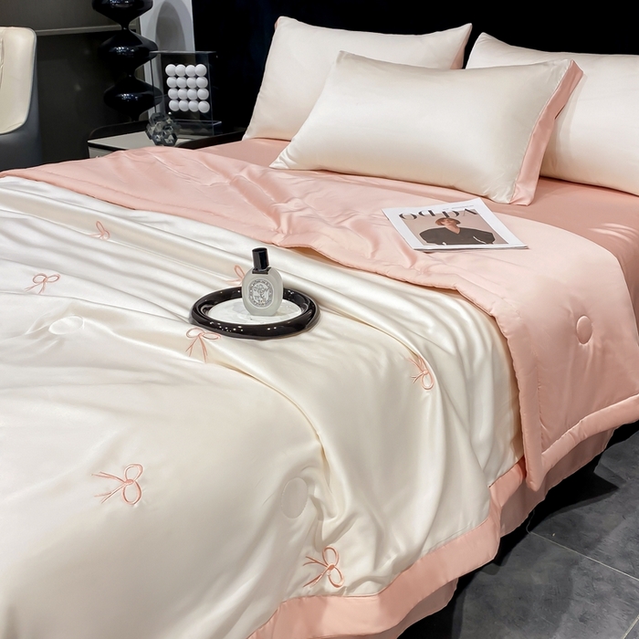 91家纺网 家纺一手货源 找家纺 益多眠 2026新款花朵夏被四件套 蝴蝶结奶白粉