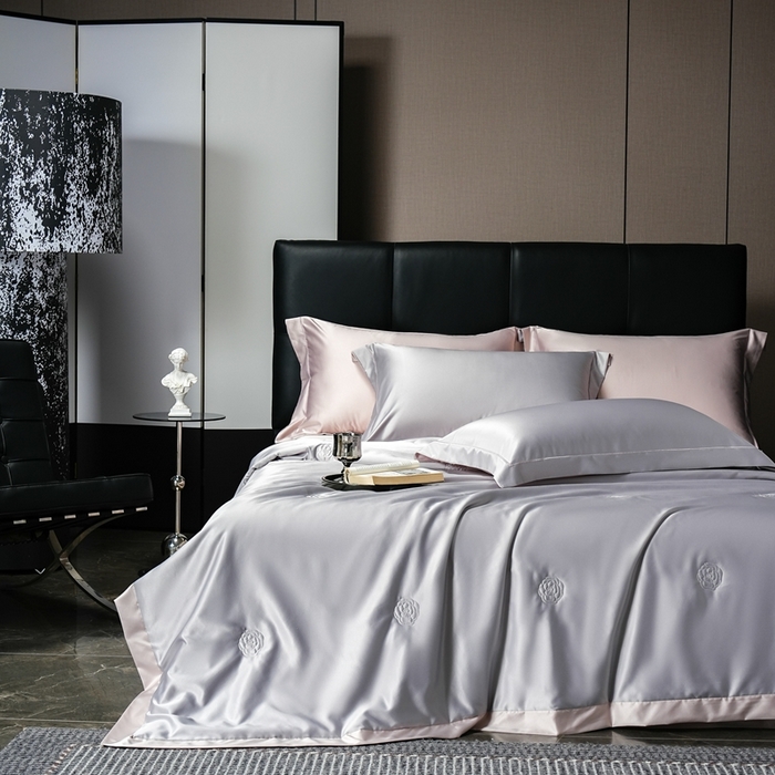 91家纺网 家纺一手货源 找家纺 丽卡家纺 2025新款凉爽鸭天丝夏被四件套 卡其+浅灰