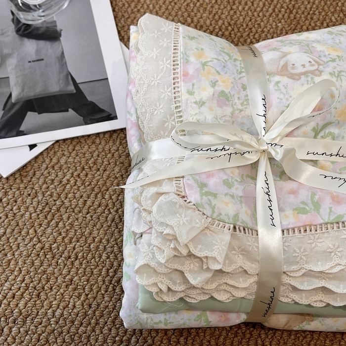 91家纺网 家纺一手货源 找家纺 荣轩家居 2025新款全棉双层纱镂空花边工艺款四件套原野斯嘉丽