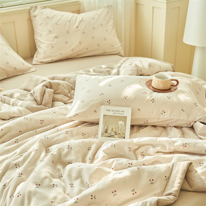 91家纺网 家纺一手货源 找家纺 金鹰 2025新款A类纯棉双层纱大豆夏被四件套全棉夏凉被空调被 清新樱桃