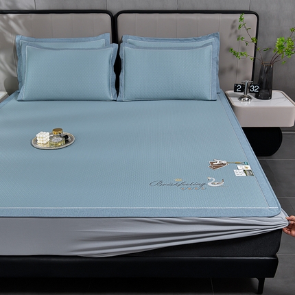 91家纺网 家纺一手货源 找家纺 小牛席业 2025新款天鹅冷感豆豆席系列-（床笠款）凉席藤席冰藤席竹席空调席草席冰丝席豆豆席乳胶席三件套 天鹅冷感豆豆席系列-（床笠款）蓝色