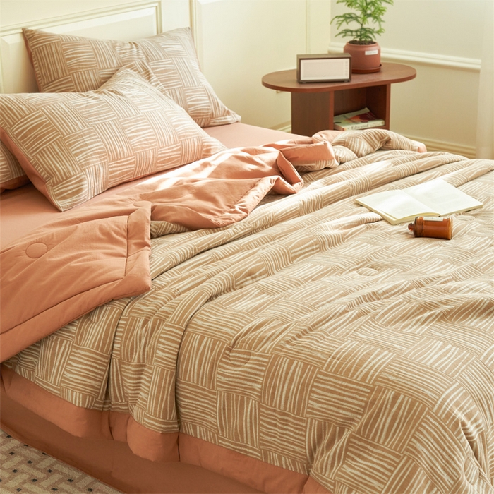 91家纺网 家纺一手货源 找家纺 金鹰 2025新款A类纯棉提花水洗棉全棉空调被大豆夏被四件套 米卡格-粉红