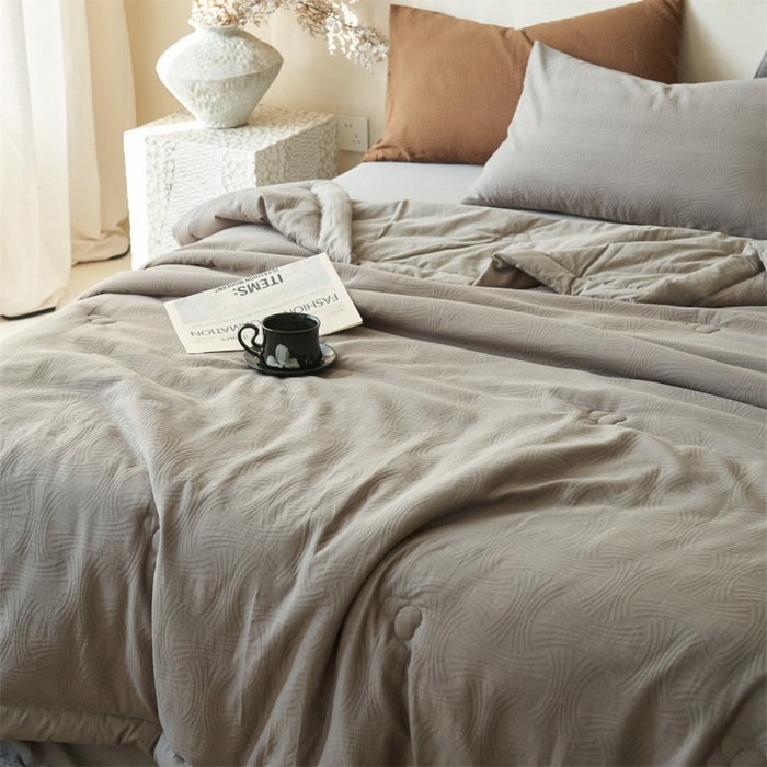 91家纺网 家纺一手货源 找家纺 金鹰 2025新款A类纯棉水洗棉三层流年提花大豆夏被四件套 流年-浅灰