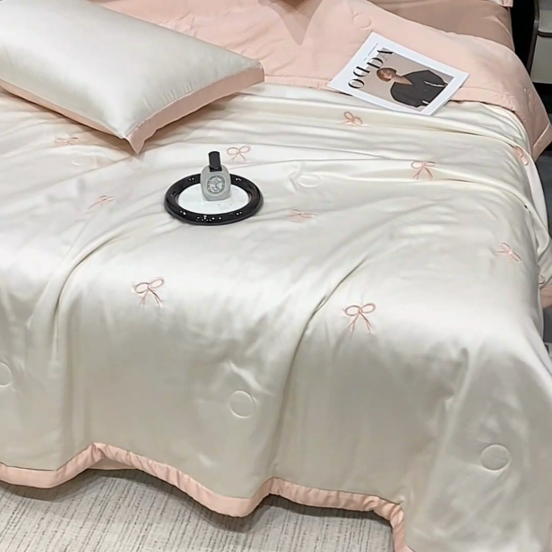 91家纺网 家纺一手货源 找家纺 益多眠 2026新款花朵夏被四件套 蝴蝶结奶白粉