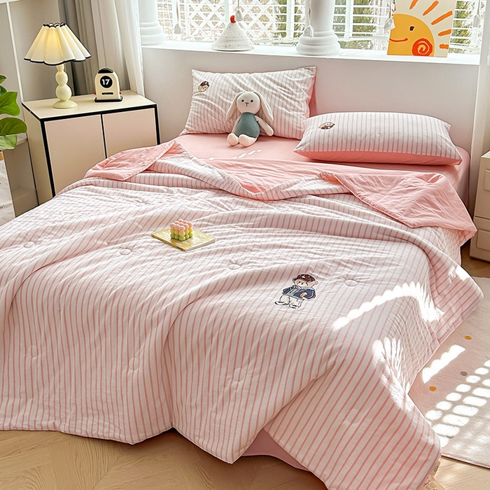 91家纺网 家纺一手货源 找家纺 大境 2025新款专版纯棉色织水洗棉刺绣全棉夏被四件套 篮球小熊-条纹粉