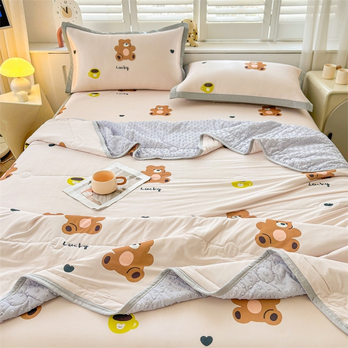 91家纺网 家纺一手货源 找家纺 雯豆2025夏季新品冰丝碳光凉席+凉感丝印花夏被四件套卡通小清新绑带席子四件套 冰丝夏被四件套-咖啡小熊