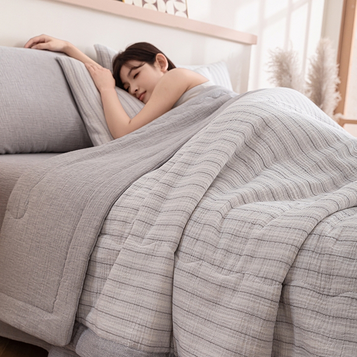 91家纺网 家纺一手货源 找家纺 吾诺 2025 全棉色织泡泡棉双层纱夏被大豆夏被全棉夏被四件套被子被芯 浅灰条