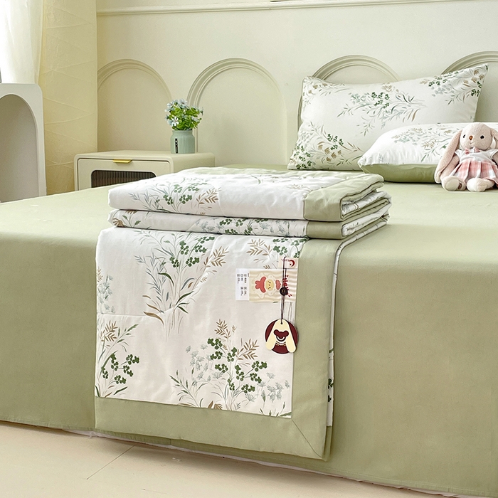 91家纺网 家纺一手货源 找家纺 宜家坊 2025新款全棉夏被碎花卡通小清新简约纯棉夏凉被夏被四件套三件套 风铃草