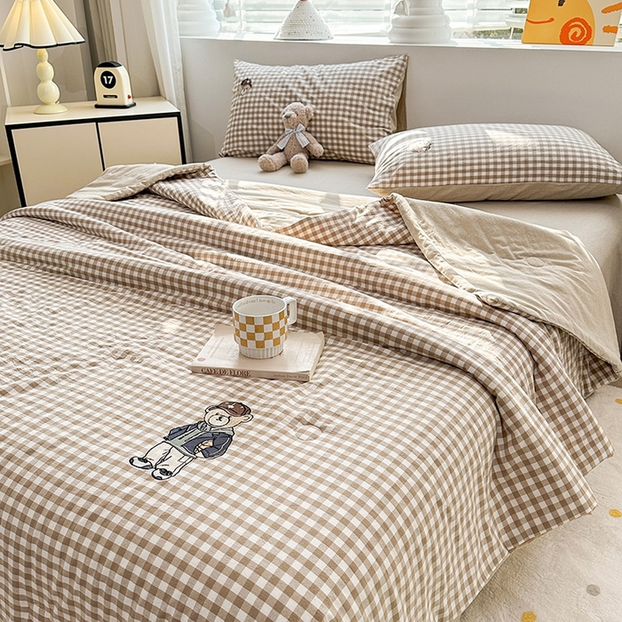 91家纺网 家纺一手货源 找家纺 大境2025新款专版纯棉色织水洗棉刺绣全棉夏被四件套夏凉被 篮球小熊-格子咖