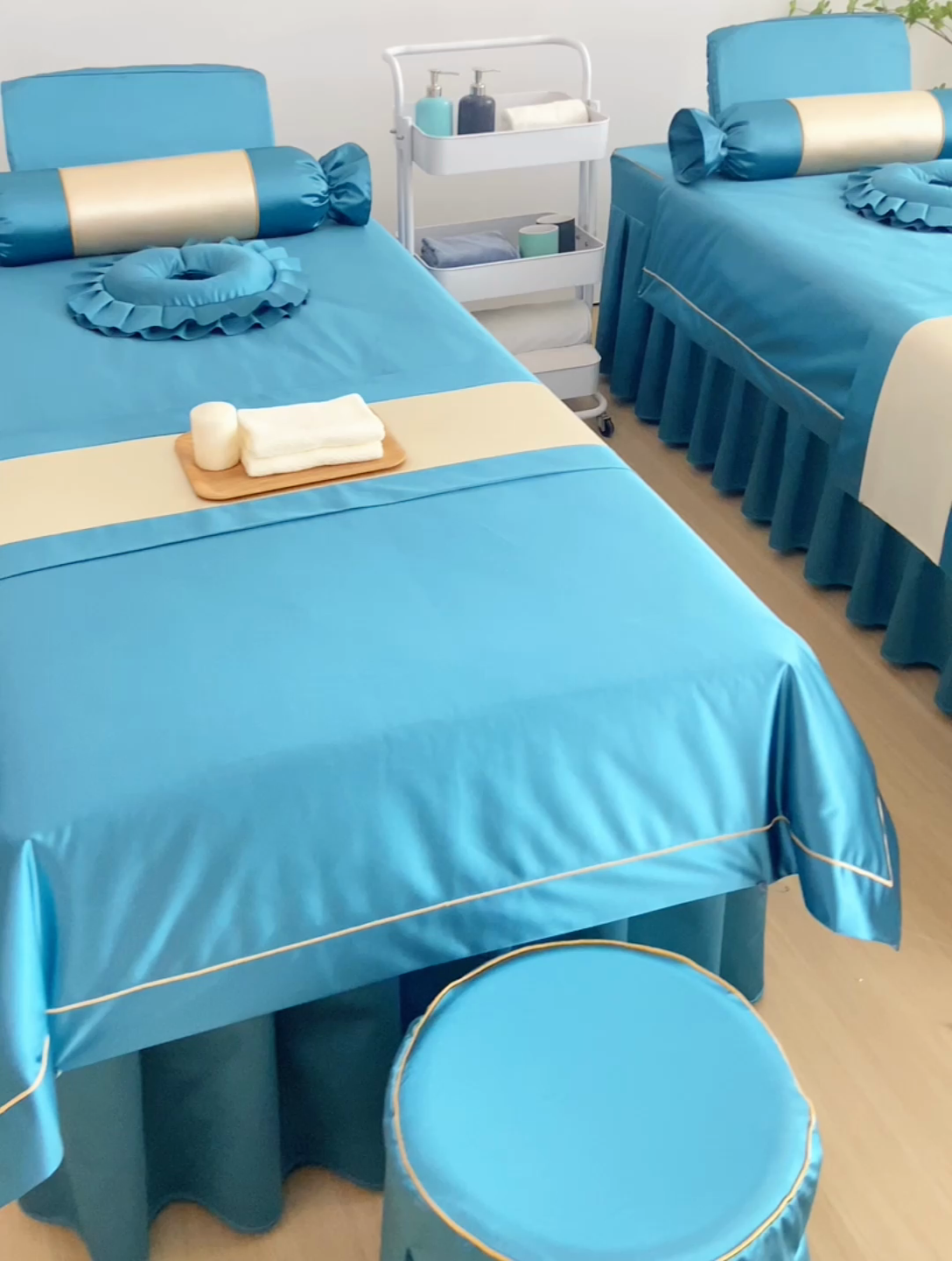 91家纺网 家纺一手货源 找家纺 芙怡 2025春夏新款8028款冰丝绒美 容床罩-一字绣系列 一字绣-宝蓝