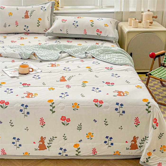 91家纺网 家纺一手货源 找家纺 雯豆2025夏季新品冰丝碳光凉席+凉感丝印花夏被四件套卡通小清新绑带席子四件套 冰丝夏被四件套-花丛小兔