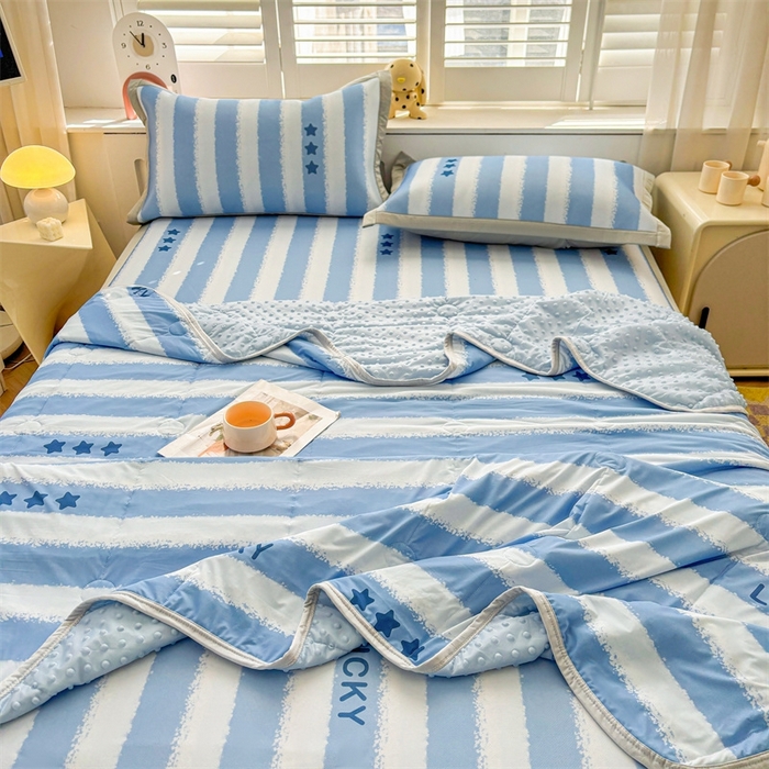 91家纺网 家纺一手货源 找家纺 雯豆2025夏季新品冰丝碳光凉席+凉感丝印花夏被四件套卡通小清新绑带席子四件套 冰丝夏被四件套-蓝色条纹