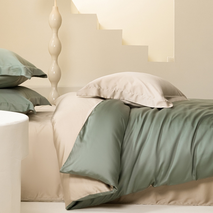 91家纺网 家纺一手货源 找家纺 涵宸家纺 2025新款天丝-天丝棉-纯色四件套-场景2 赛琳绿+奶茶杏