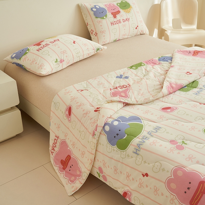 91家纺网 家纺一手货源 找家纺 畅销被业 2025新款凉感丝卡通系列印花夏被 果味熊