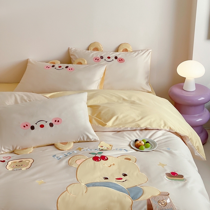 91家纺网 家纺一手货源 找家纺 紫桐2025新款长绒棉贴布绣四件套 黄油小熊 奶油黄