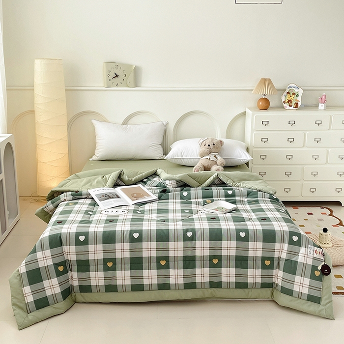 91家纺网 家纺一手货源 找家纺 宜家坊 2025新款全棉夏被碎花卡通小清新简约纯棉夏凉被夏被四件套三件套 爱心格绿