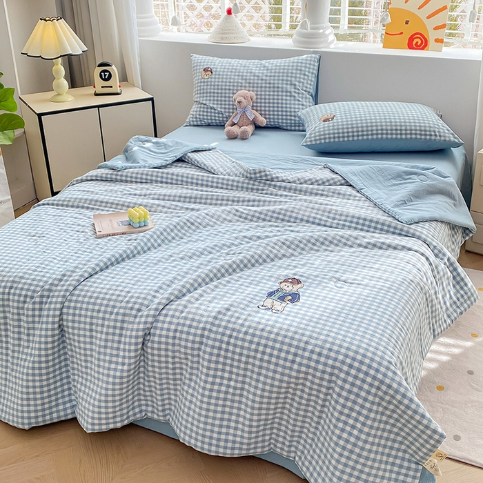 91家纺网 家纺一手货源 找家纺 大境 2025新款专版纯棉色织水洗棉刺绣全棉夏被四件套 篮球小熊-格子蓝