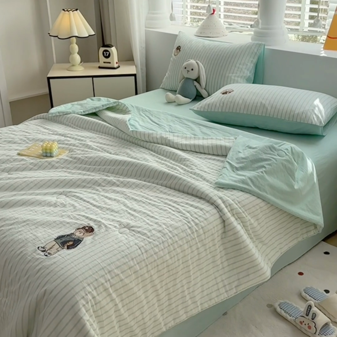 91家纺网 家纺一手货源 找家纺 大境2025新款专版纯棉色织水洗棉刺绣全棉夏被四件套夏凉被 篮球小熊-条纹绿