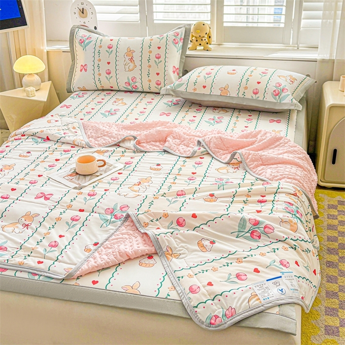 91家纺网 家纺一手货源 找家纺 雯豆2025夏季新品冰丝碳光凉席+凉感丝印花夏被四件套卡通小清新绑带席子四件套 冰丝夏被四件套-浪漫花丛