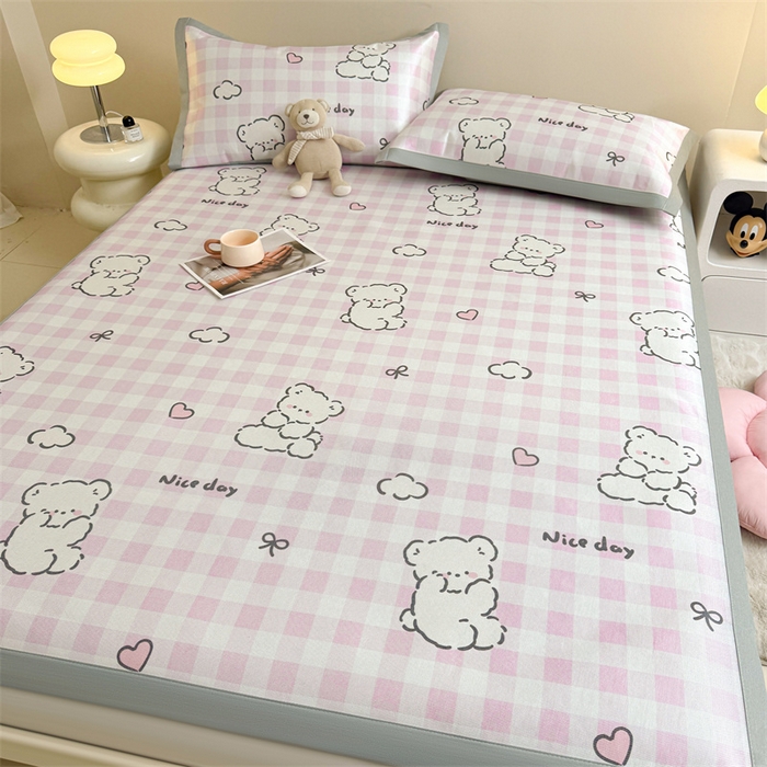 91家纺网 家纺一手货源 找家纺 雯豆2025夏季新品冰藤印花凉席三件套平铺绑带款冰丝凉席三件套 冰藤席-绑带款-格子小熊