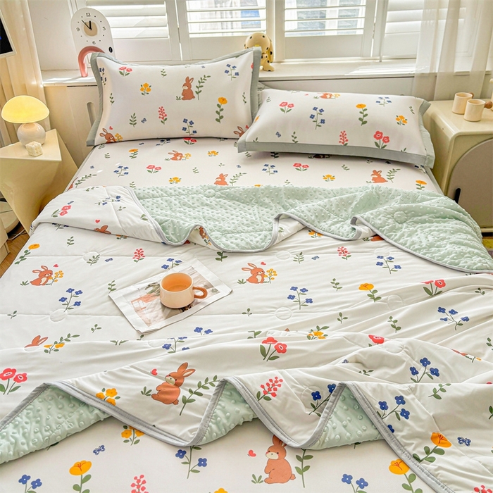 91家纺网 家纺一手货源 找家纺 雯豆2025夏季新品冰丝碳光凉席+凉感丝印花夏被四件套卡通小清新绑带席子四件套 冰丝夏被四件套-花丛小兔