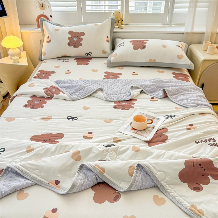 91家纺网 家纺一手货源 找家纺 （总）雯豆2025夏季新品冰丝碳光凉席+凉感丝印花夏被四件套卡通小清新绑带席子四件套