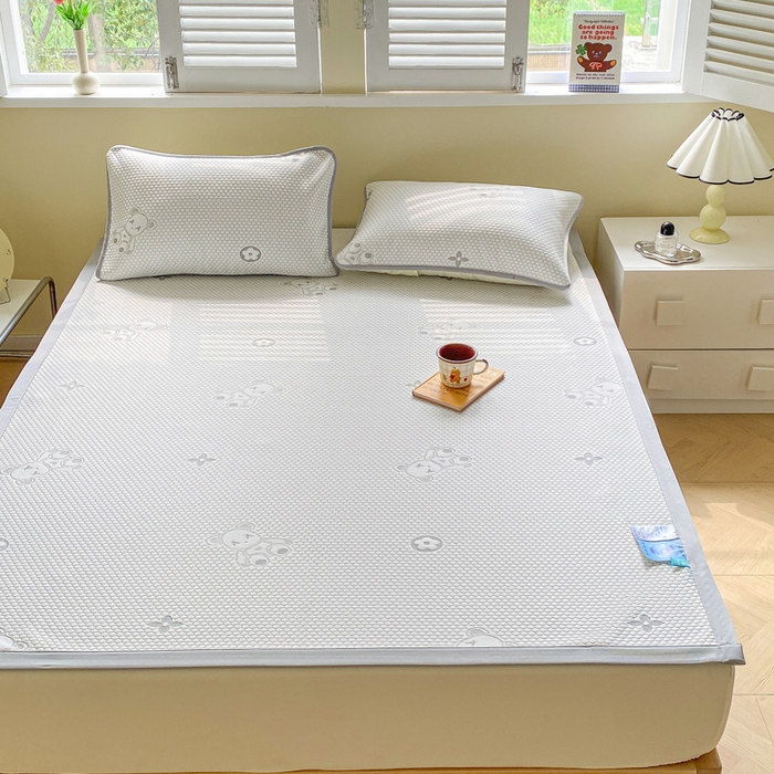 91家纺网 家纺一手货源 找家纺 缦卡琳家纺 2025新款按摩豆豆凉席三件套 开心小熊灰色