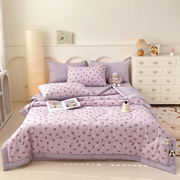 91家纺网 家纺一手货源 找家纺 宜家坊 2025新款全棉夏被碎花卡通小清新简约纯棉夏凉被夏被四件套三件套 紫色蝴蝶结