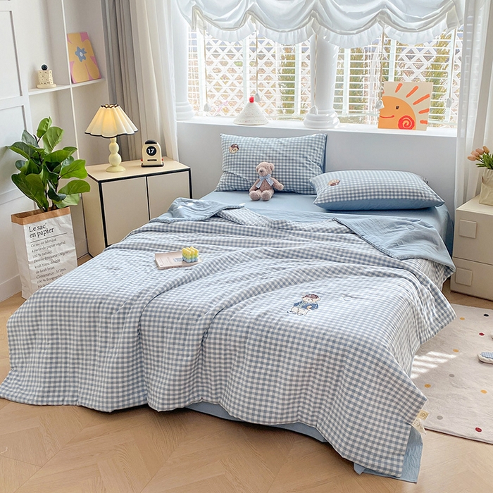 91家纺网 家纺一手货源 找家纺 大境 2025新款专版纯棉色织水洗棉刺绣全棉夏被四件套 篮球小熊-格子蓝