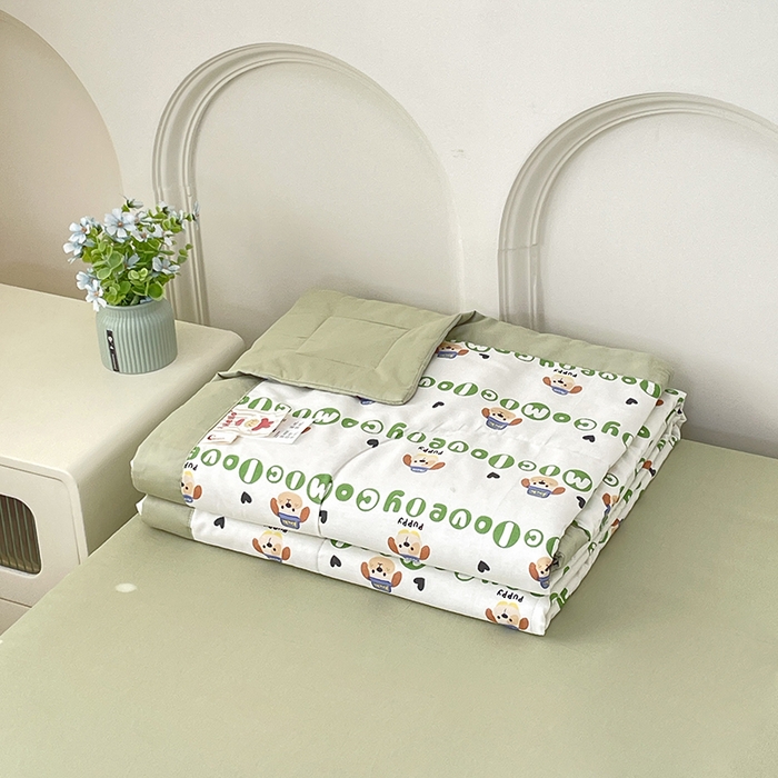 91家纺网 家纺一手货源 找家纺 宜家坊 2025新款全棉夏被碎花卡通小清新简约纯棉夏凉被夏被四件套三件套 字母狗