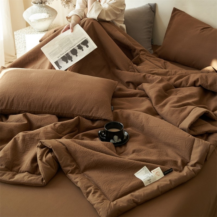 91家纺网 家纺一手货源 找家纺 金鹰 2025新款A类纯棉水洗棉三层流年提花大豆夏被四件套 流年-咖