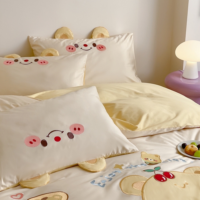 91家纺网 家纺一手货源 找家纺 紫桐2025新款长绒棉贴布绣四件套 黄油小熊 奶油黄