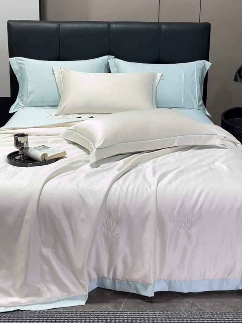 91家纺网 家纺一手货源 找家纺 丽卡家纺 2025新款凉爽鸭天丝夏被四件套 奶油玉+水绿