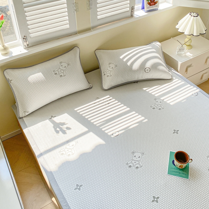 91家纺网 家纺一手货源 找家纺 缦卡琳家纺 2025新款按摩豆豆凉席三件套 开心小熊灰色