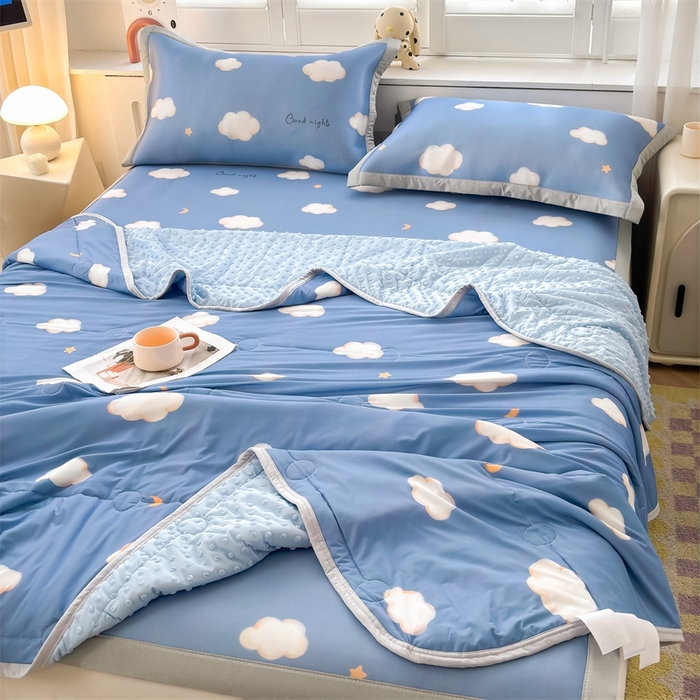 91家纺网 家纺一手货源 找家纺 雯豆2025夏季新品冰丝碳光凉席+凉感丝印花夏被四件套卡通小清新绑带席子四件套 冰丝夏被四件套-天空云