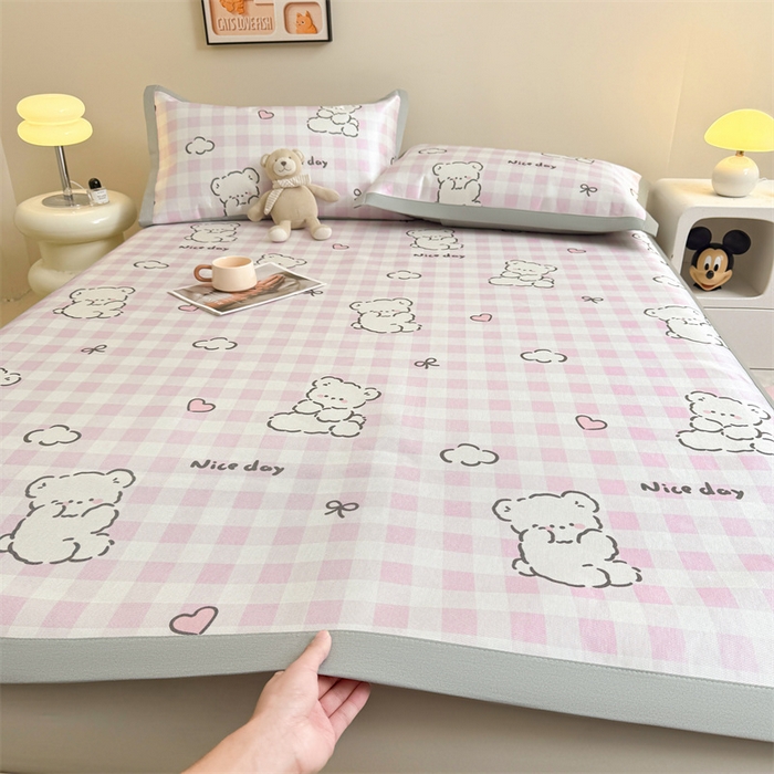 91家纺网 家纺一手货源 找家纺 雯豆2025夏季新品冰藤印花凉席三件套平铺绑带款冰丝凉席三件套 冰藤席-绑带款-格子小熊