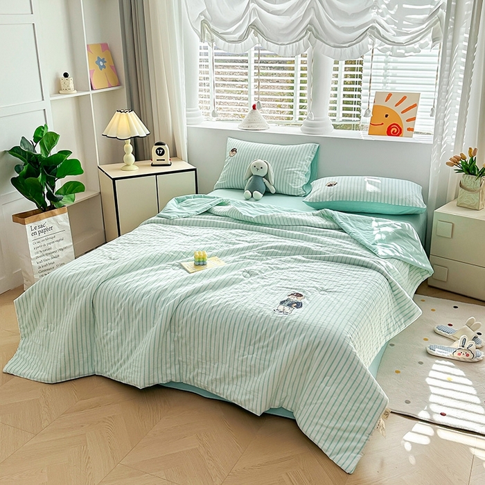 91家纺网 家纺一手货源 找家纺 大境2025新款专版纯棉色织水洗棉刺绣全棉夏被四件套夏凉被 篮球小熊-条纹绿