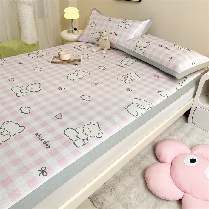 91家纺网 家纺一手货源 找家纺 雯豆2025夏季新品冰藤印花凉席三件套平铺绑带款冰丝凉席三件套 冰藤席-绑带款-格子小熊