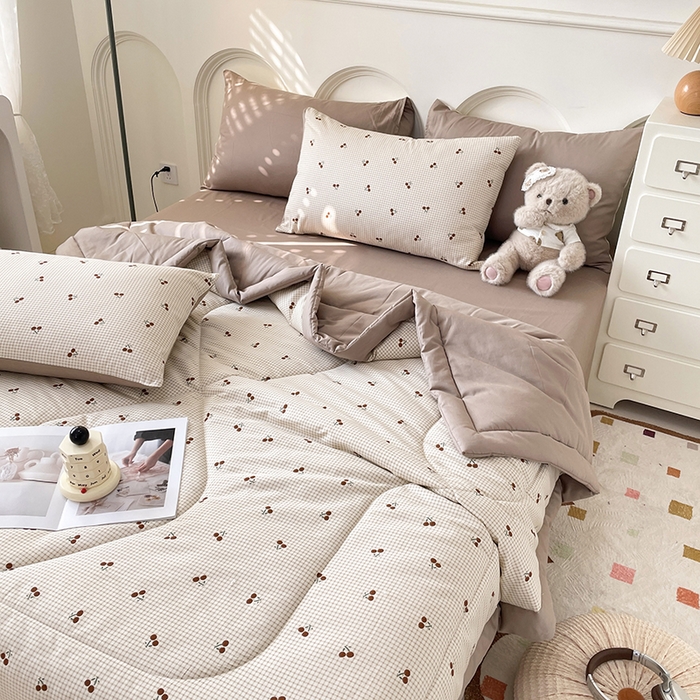 91家纺网 家纺一手货源 找家纺 宜家坊 2025新款全棉夏被碎花卡通小清新简约纯棉夏凉被夏被四件套三件套 樱桃格子红
