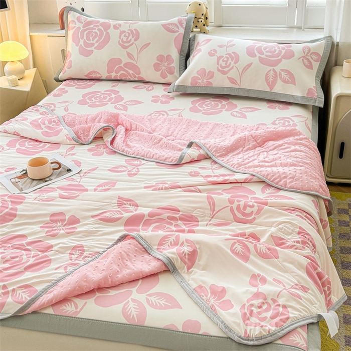 91家纺网 家纺一手货源 找家纺 雯豆2025夏季新品冰丝碳光凉席+凉感丝印花夏被四件套卡通小清新绑带席子四件套 冰丝夏被四件套-温语