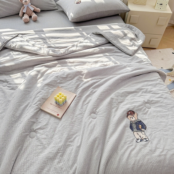 91家纺网 家纺一手货源 找家纺 大境2025新款专版纯棉色织水洗棉刺绣全棉夏被四件套夏凉被 篮球小熊-细条灰