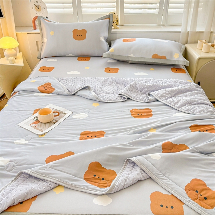 91家纺网 家纺一手货源 找家纺 雯豆2025夏季新品冰丝碳光凉席+凉感丝印花夏被四件套卡通小清新绑带席子四件套 冰丝夏被四件套-布丁小昔