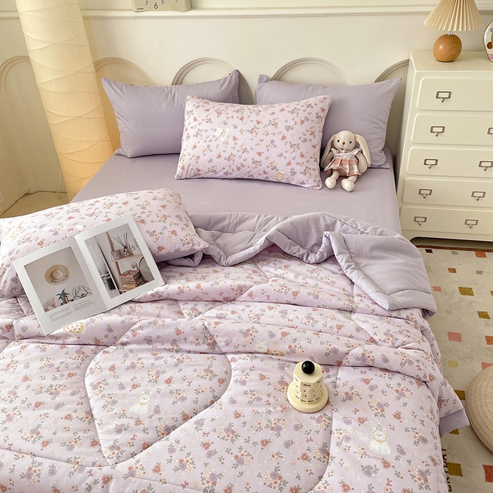 91家纺网 家纺一手货源 找家纺 宜家坊 2025新款全棉夏被碎花卡通小清新简约纯棉夏凉被夏被四件套三件套 紫荆花猫